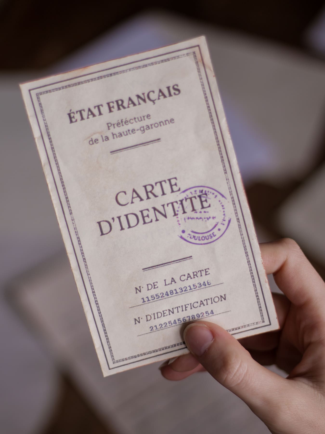 Fausse carte d'identité ancienne pour jeu d'enquête